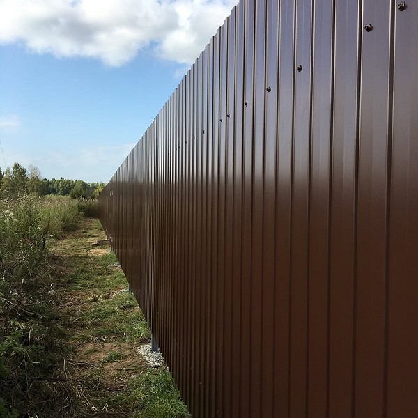 Схема встановлення забору з профнастилу: покрокова інструкція для монтажу своїми руками