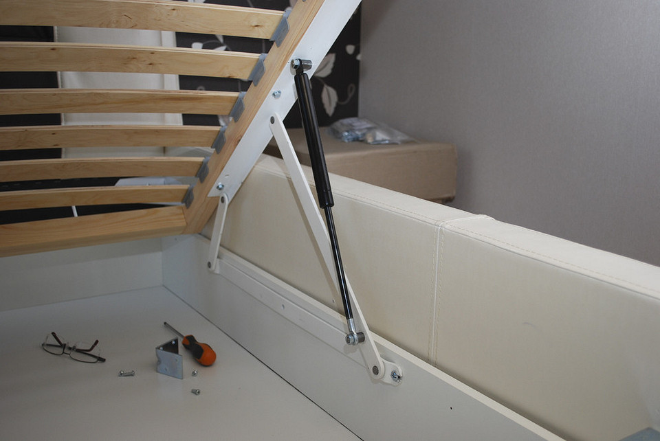 Інструкція зі збирання ліжка з підйомним механізмом: газові ліфти в деталях крупним планом.