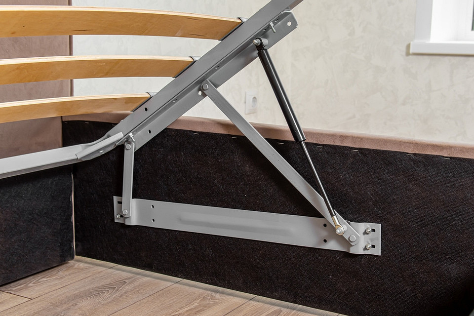 Покрокова інструкція зі збірки ліжка з підйомним механізмом: установка газліфтів.