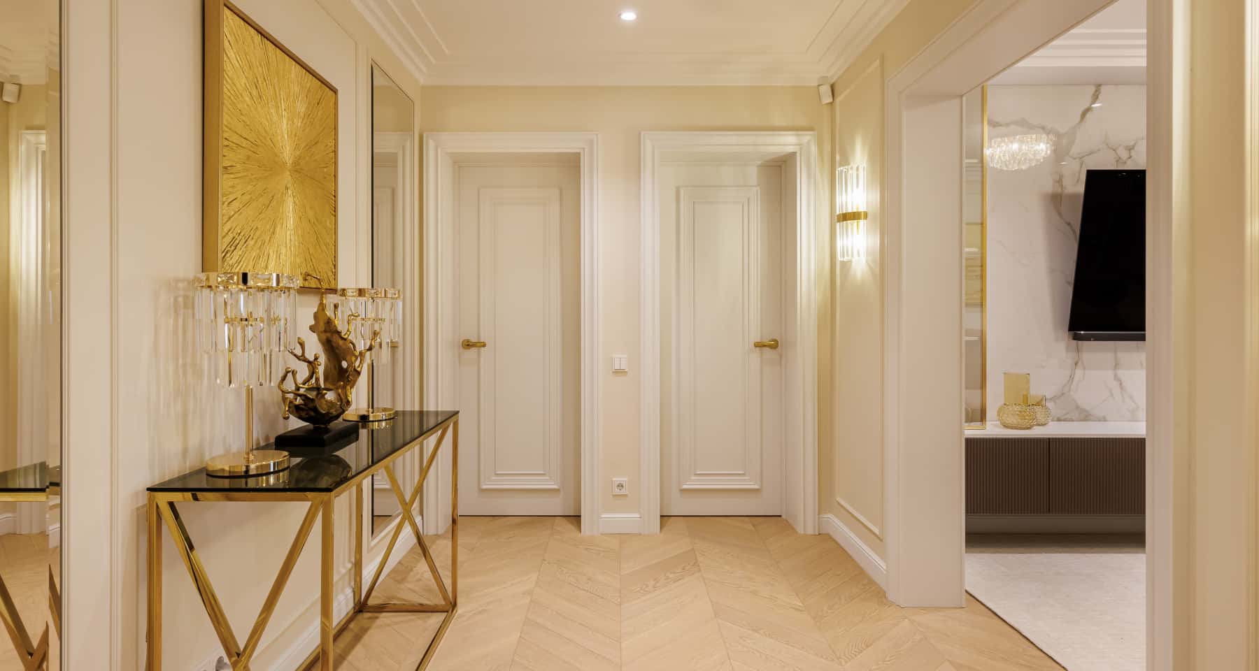 Поєднання сірого та рожевого кольорів в інтер'єрі спальні: сучасний та елегантний дизайн.