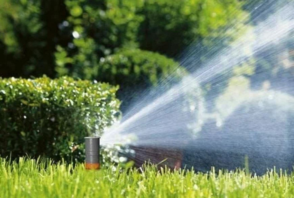 Імпульсний дощувач для поливу невеликої ділянки, економія води та точний полив.