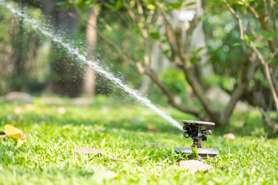 Ефективний регульований дощувач для поливу невеликої ділянки саду, економія води.
