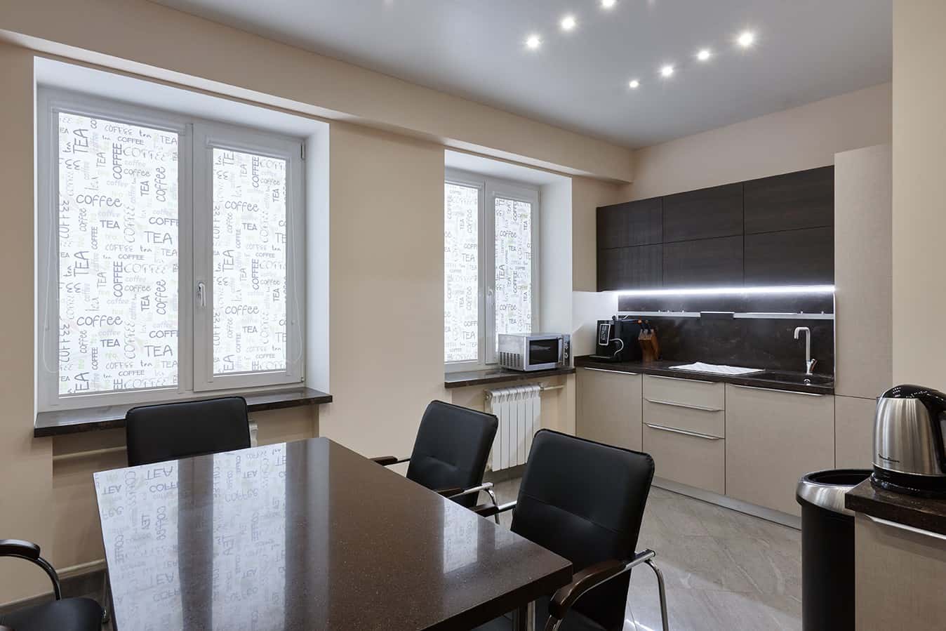 Переговорна в офісі Ремонт офісів Київ 2026: переговорна кімната з сучасним обладнанням