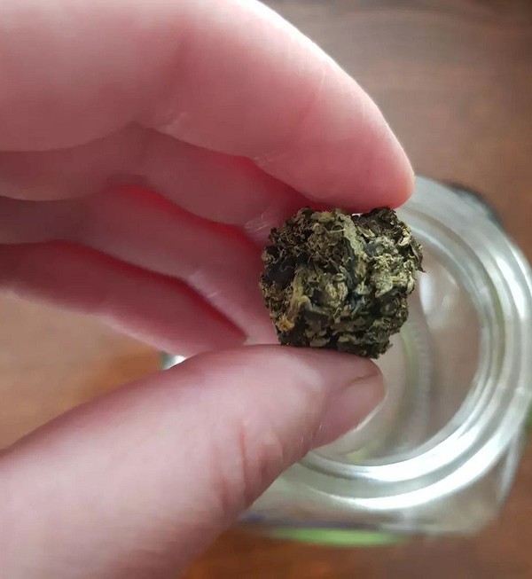 Збір листя смородини для чаю: загальні правила, строки та поради щодо заготівлі.