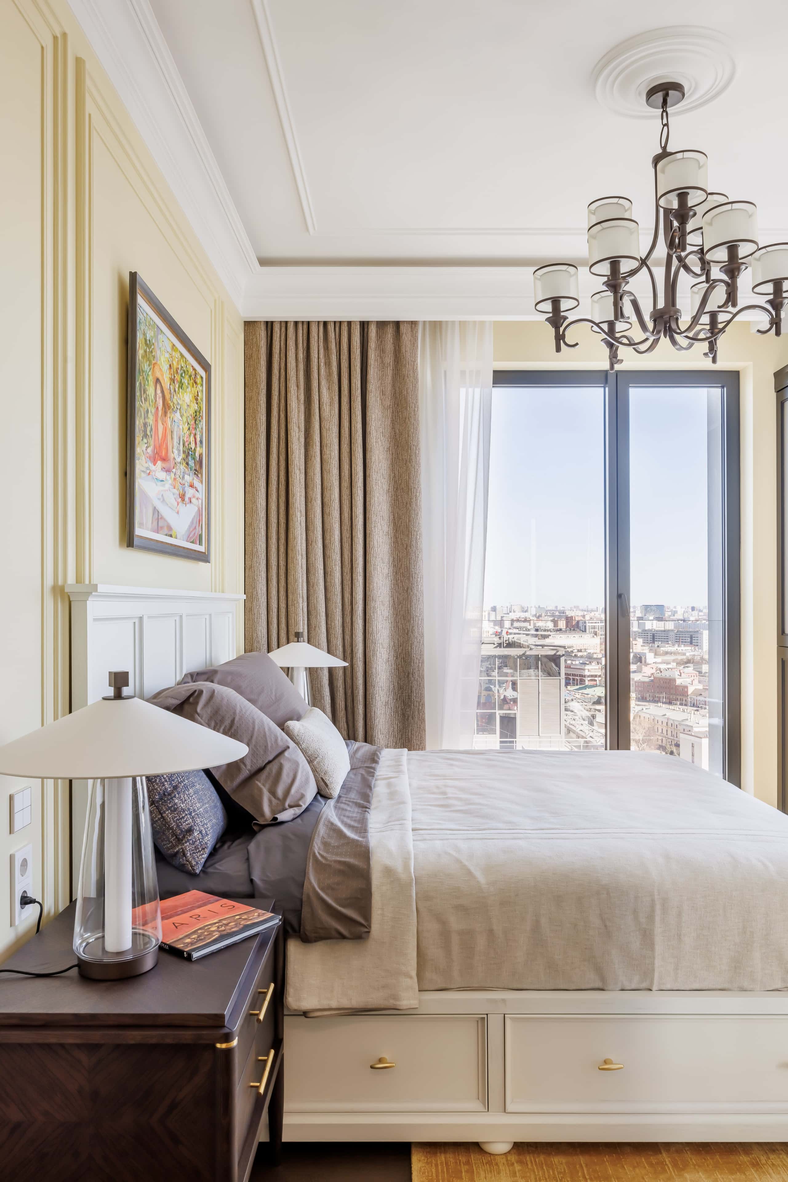 Інтер'єр кабінету в стилі американська класика: робочий простір з елементами розкоші.