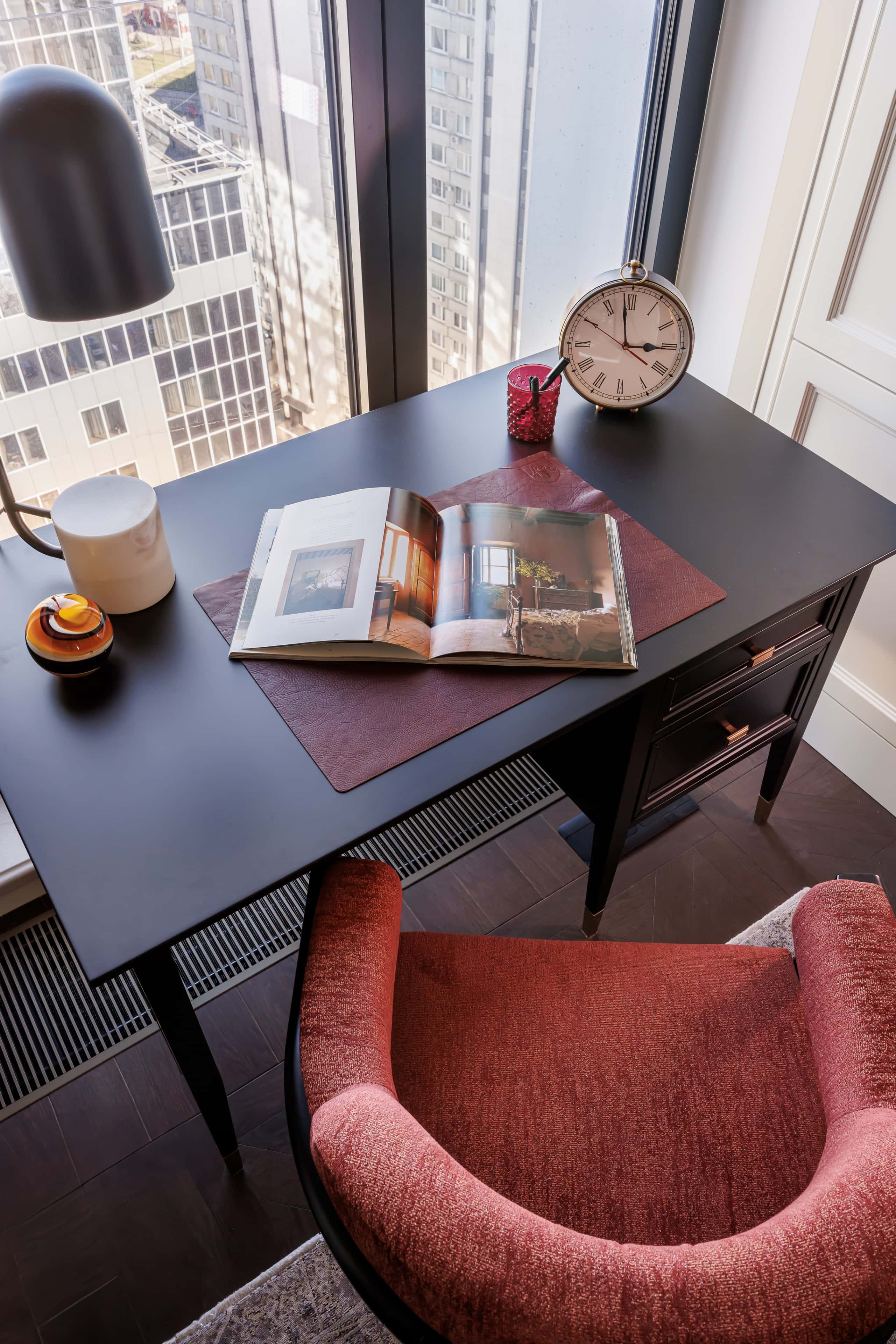 Кухня в стилі американська класика з білими фасадами та дерев'яною стільницею.