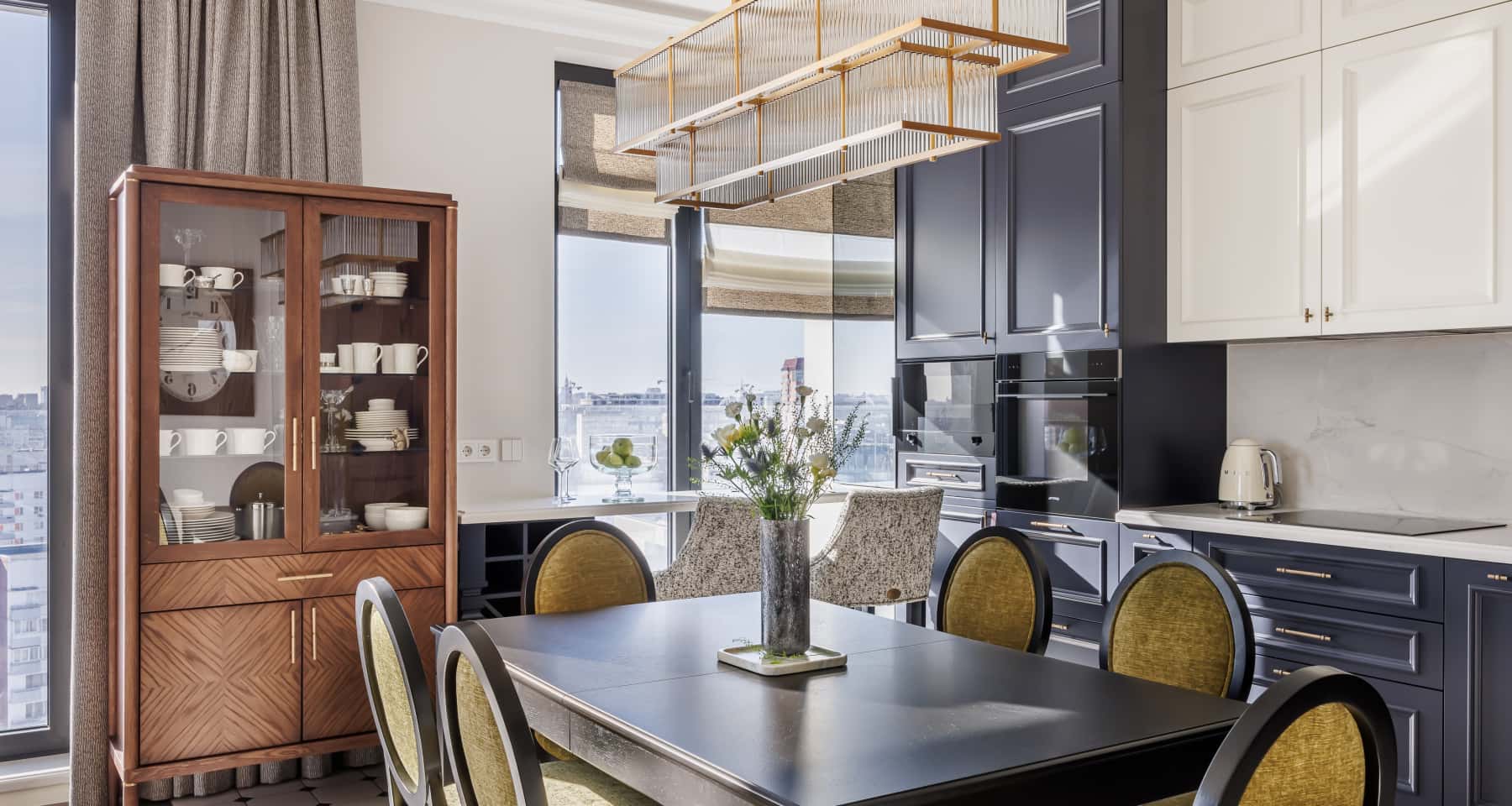 Елегантний дизайн кухні-вітальні в американському класичному стилі з вбудованими меблями.