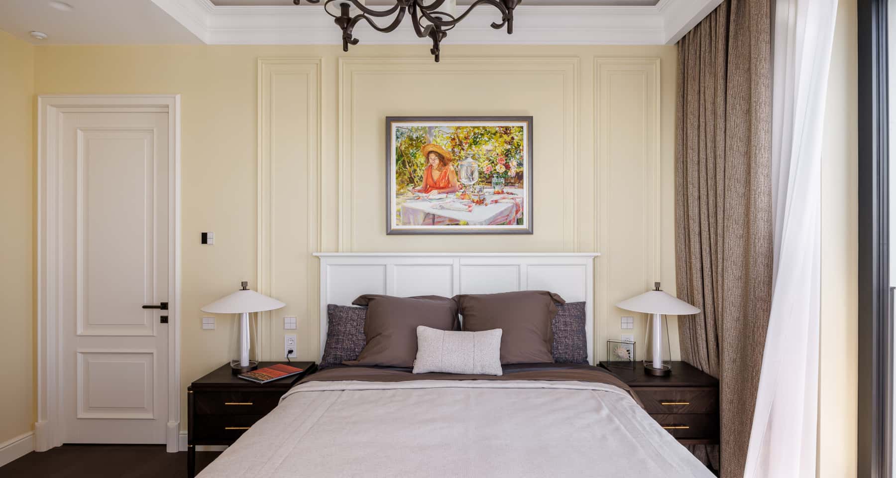 Дизайн квартири в стилі американської класики: елегантний інтер'єр вітальні.