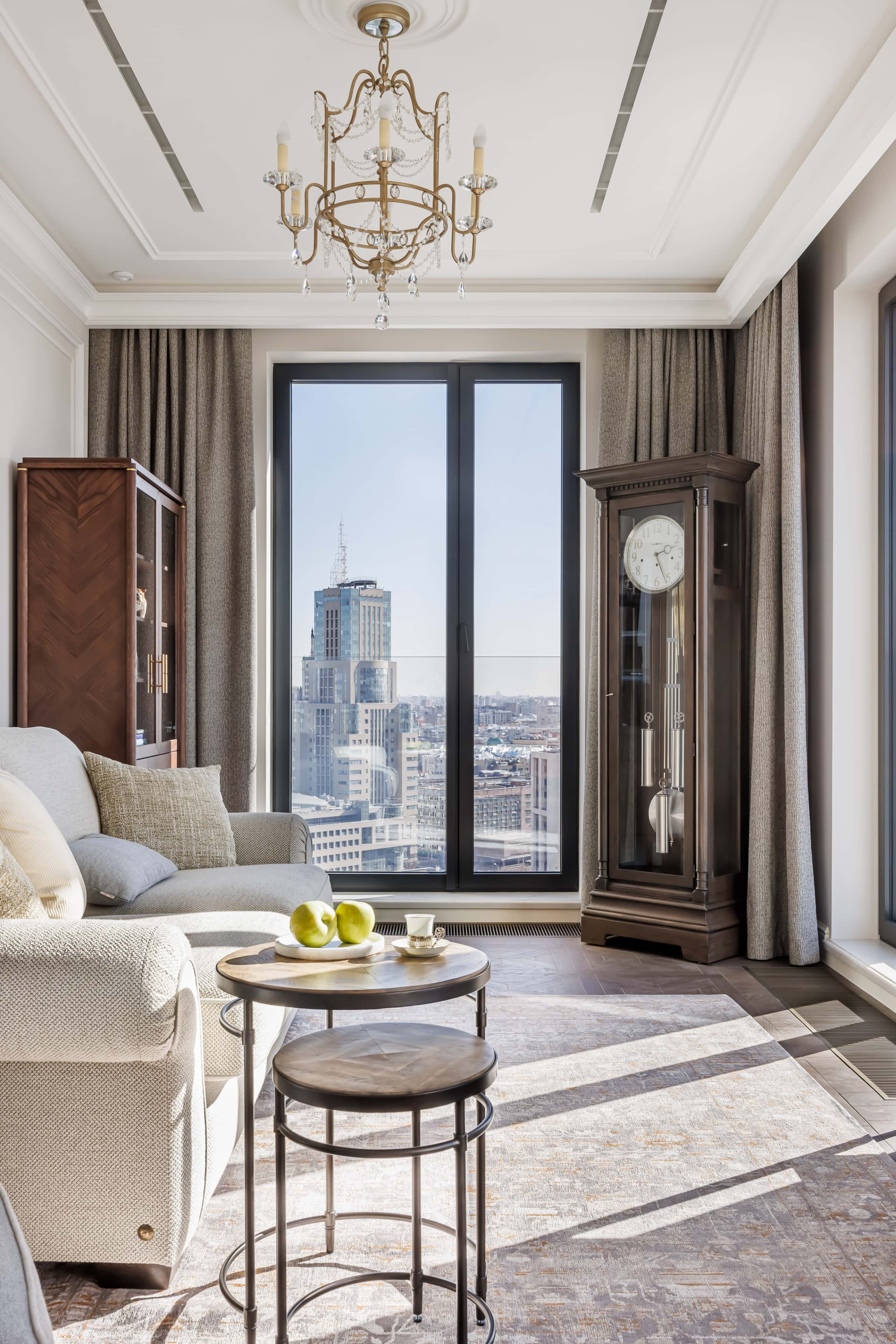 Інтер'єр квартири в стилі американська класика з елегантними меблями та декором.