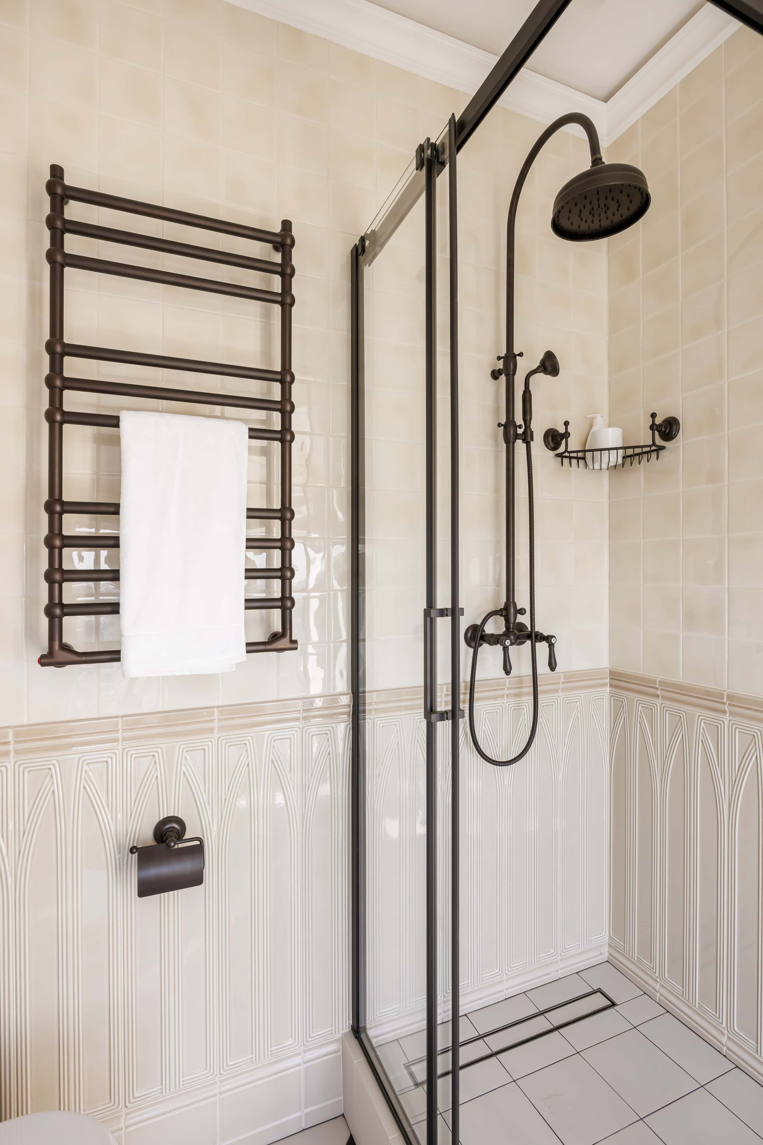 Ремонт квартири: американська класика в інтер'єрі спальні з великим вікном.