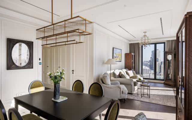 Інтер'єр кухні-вітальні з островом, виконаний в стилі американської класики.