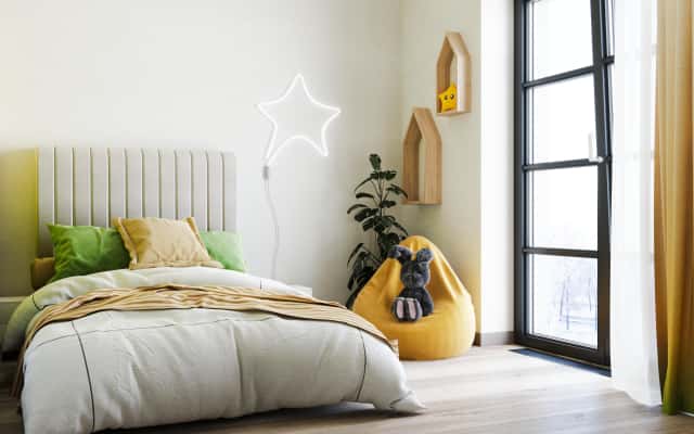 Елегантний дизайн вітальні з акцентом на текстиль та декоративні елементи в сучасному стилі.