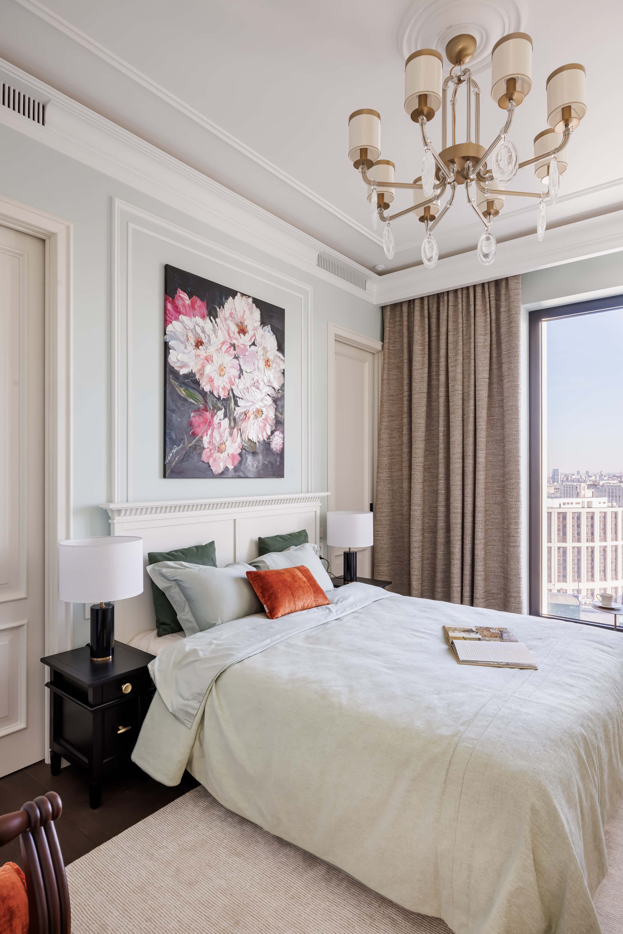 Сучасний дизайн квартири 2026: кабінет з робочим столом та зручним кріслом в стилі арт-деко.