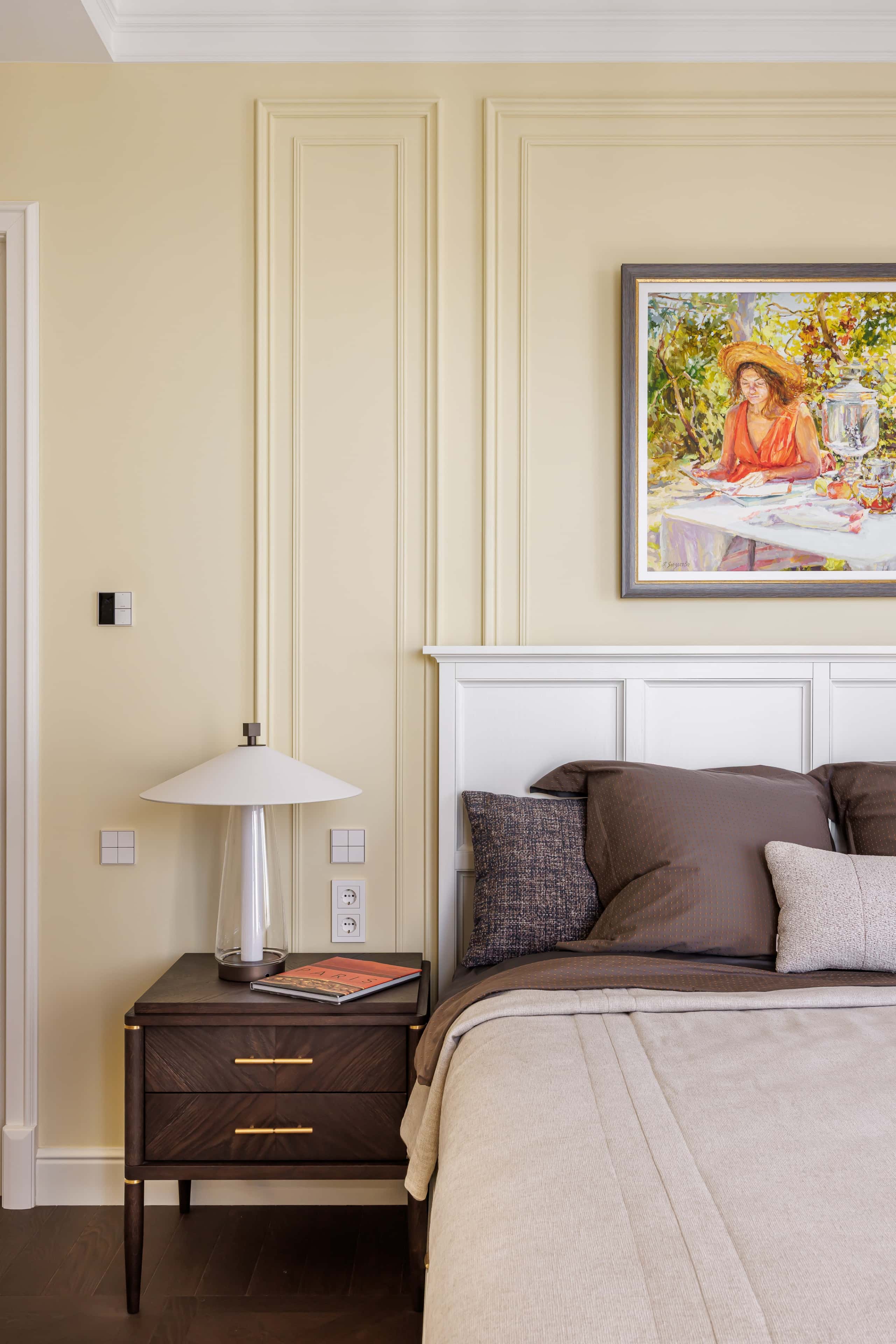 Реалізований проєкт квартири 2026: мінімалістична кухня з дерев'яними елементами.