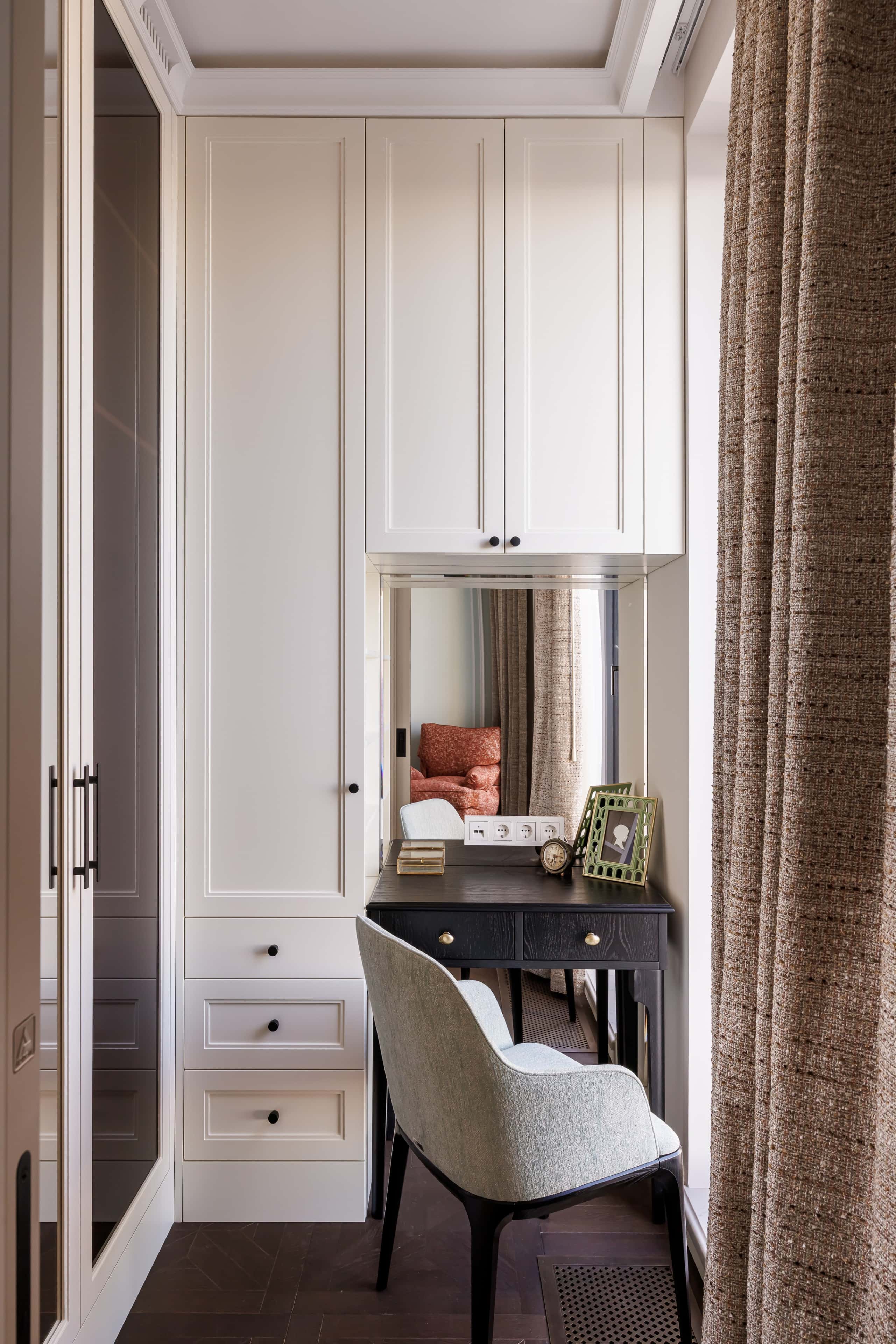 Преміум дизайн квартири 2026: їдальня з великим столом та вишуканими світильниками в стилі арт-деко.