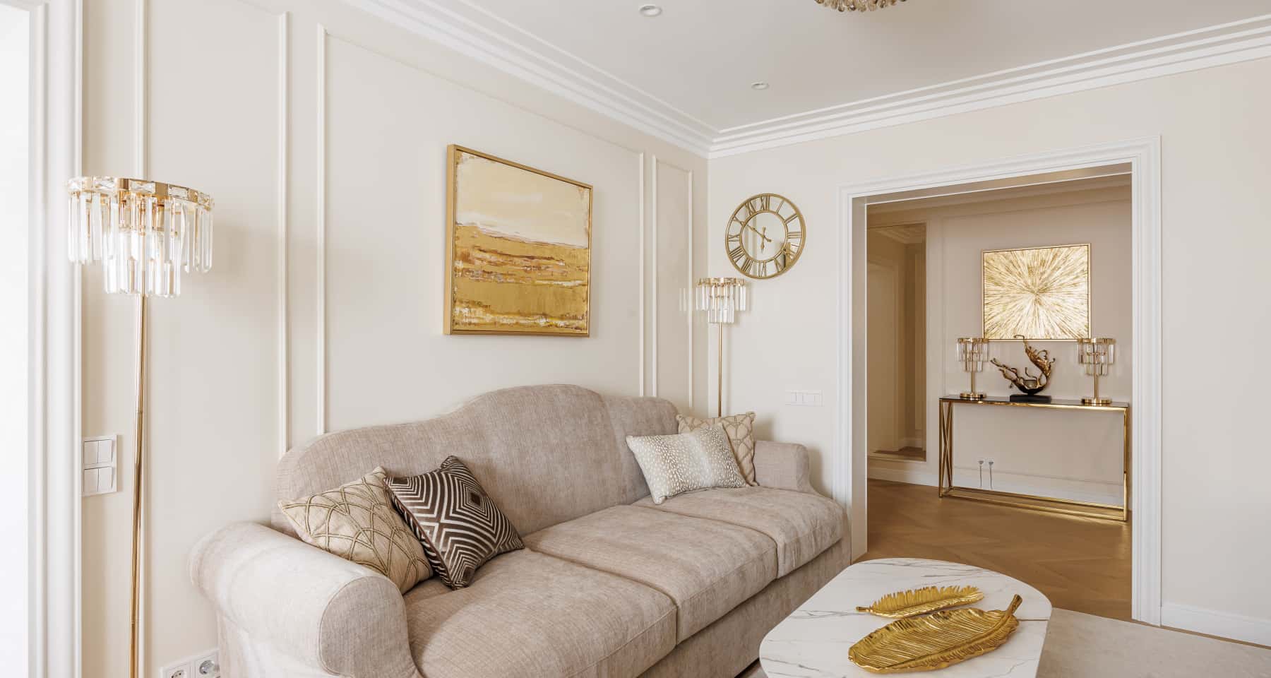 Преміум дизайн інтер'єру квартири 2026: Кухня з мармуровою стільницею та золотою фурнітурою.