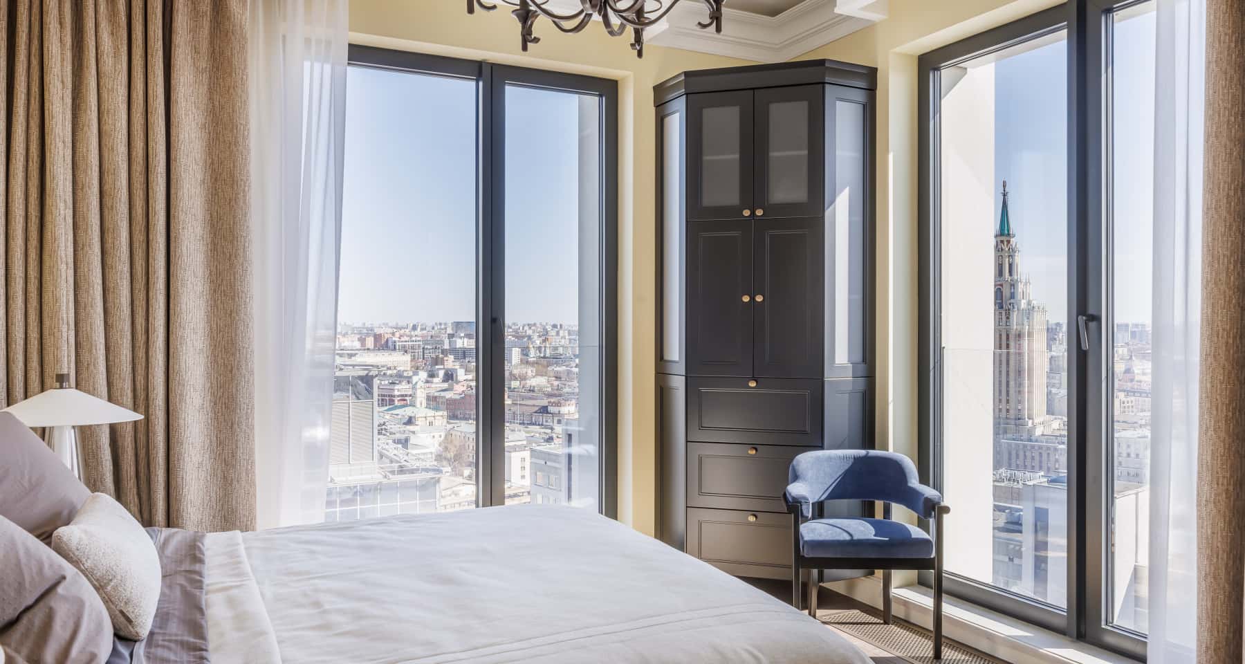 Надихаючі ідеї для дизайну квартири 2026: світла вітальня з великими вікнами.