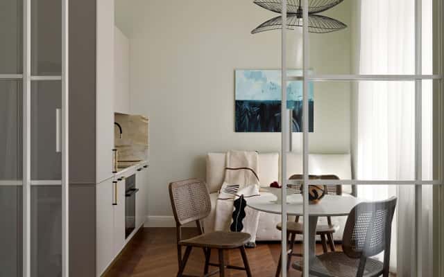 Інтер'єр спальні в стилі сучасна класика для невеликої площі.