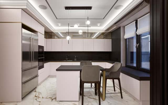 Сучасний дизайн маленької квартири 32 м² з подіумом для спального місця