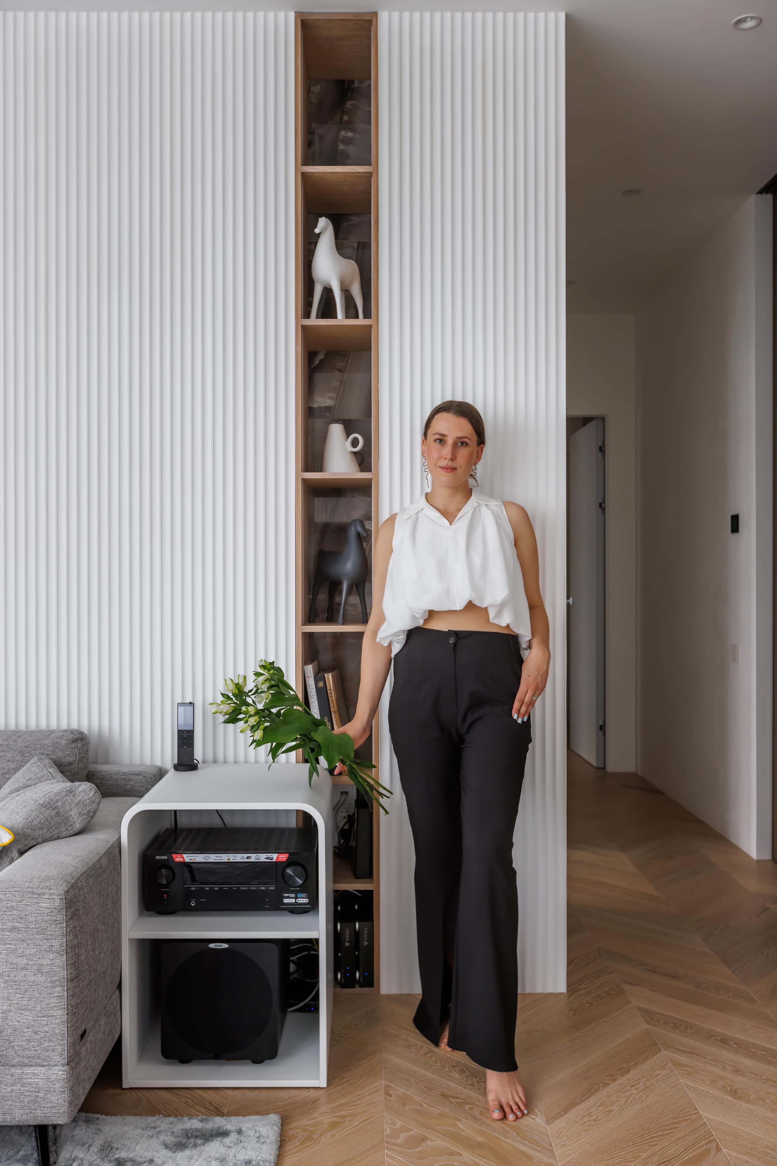 Мінімалістична кухня 2026 з керамогранітним фартухом та інтегрованим освітленням