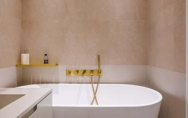 Деталі інтер'єру: декор та освітлення в квартирі в стилі сучасна класика.