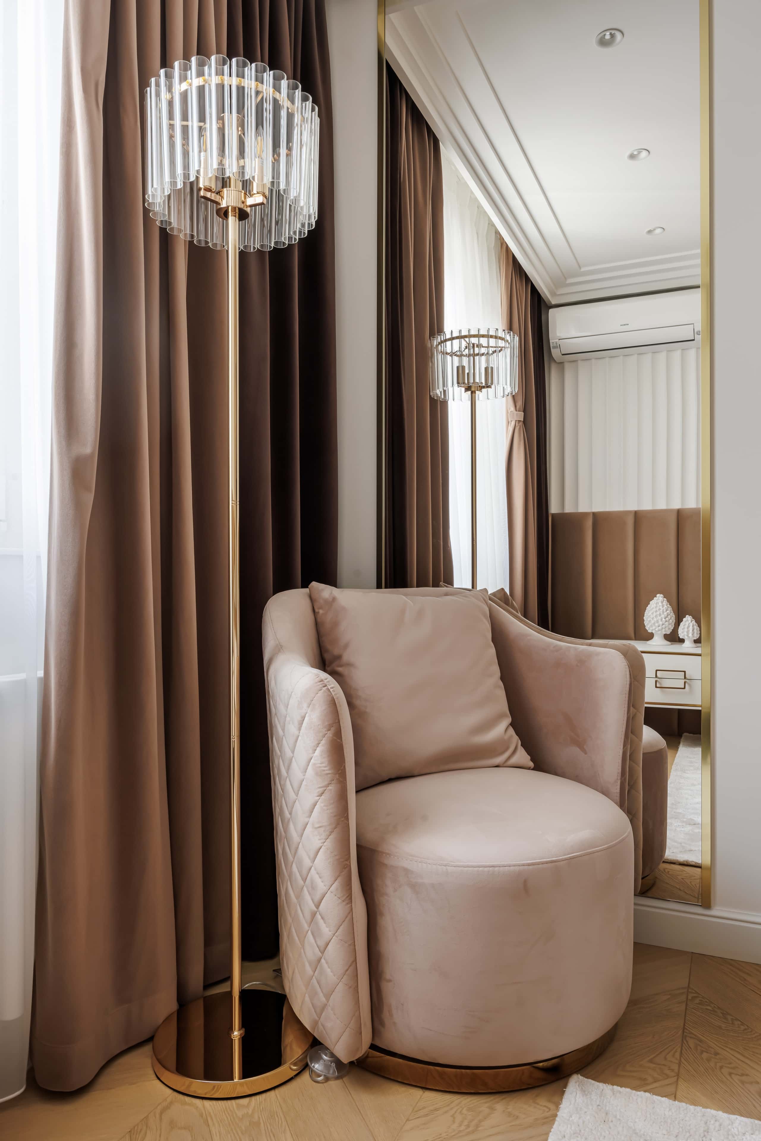 Квартира після ремонту фото 2026: балкон перетворений на зону відпочинку з квітами