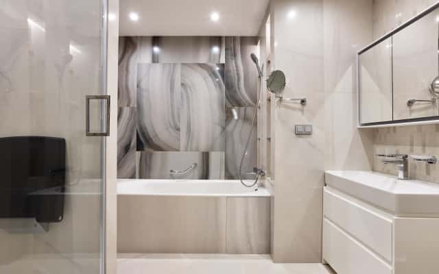 Сучасний ремонт квартири 32 м²: деталі інтер'єру та декор у неокласичному стилі.