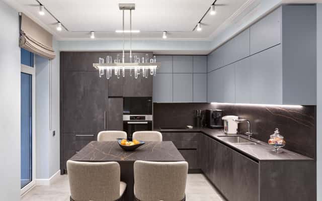 Сучасний дизайн інтер'єру маленької квартири 32 м² з подіумом для ліжка.