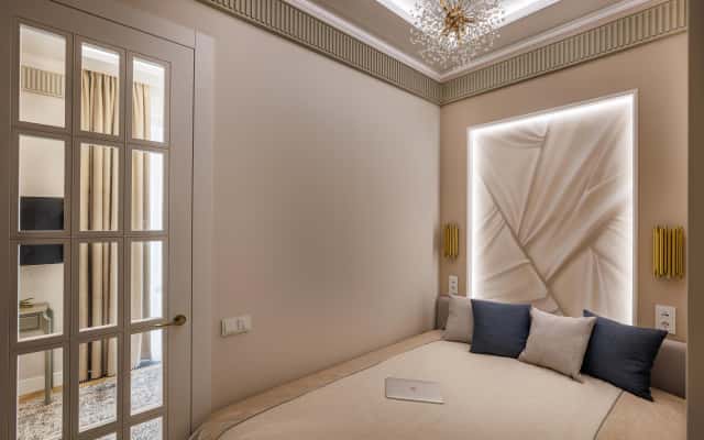 Дизайн передпокою в неокласичному стилі з дзеркалом та консоллю в квартирі.