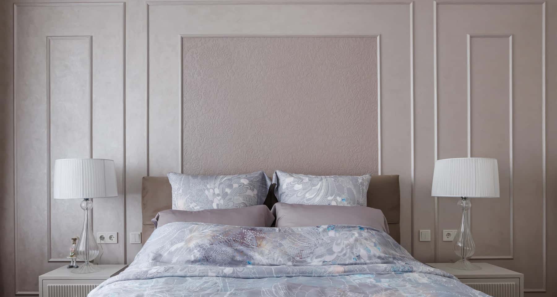 Квартира площею 95 м² в Києві, оформлена в стилі сучасної класики з використанням світлих відтінків.