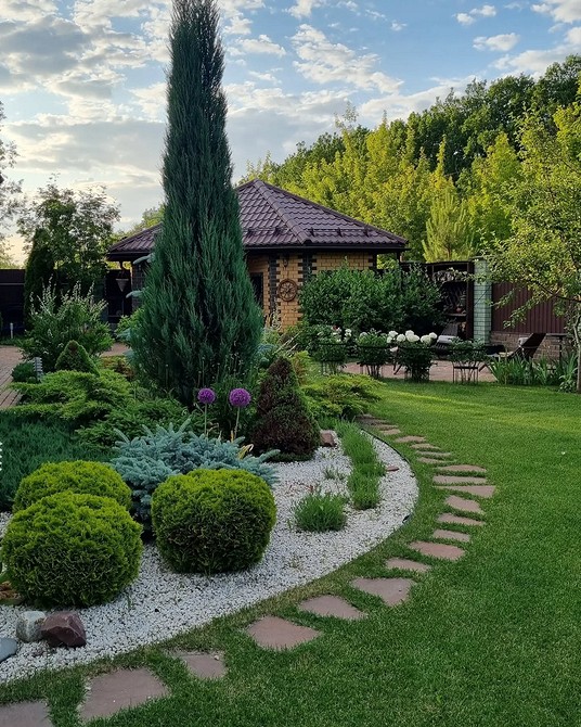 Клумби з хвойними Клумби з хвойними рослинами: ефектні акценти в ландшафтному дизайні присадибної ділянки.