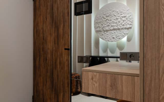 Ремонт трикімнатної квартири у сучасному стилі: затишна спальня з м'яким освітленням.