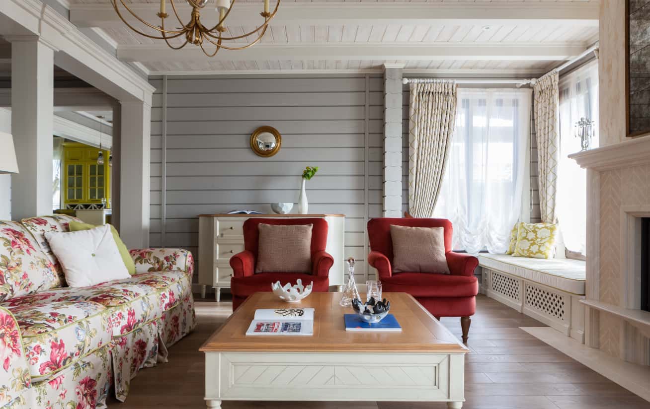 Вітальня в стилі прованс з м'якими меблями та дерев'яними деталями