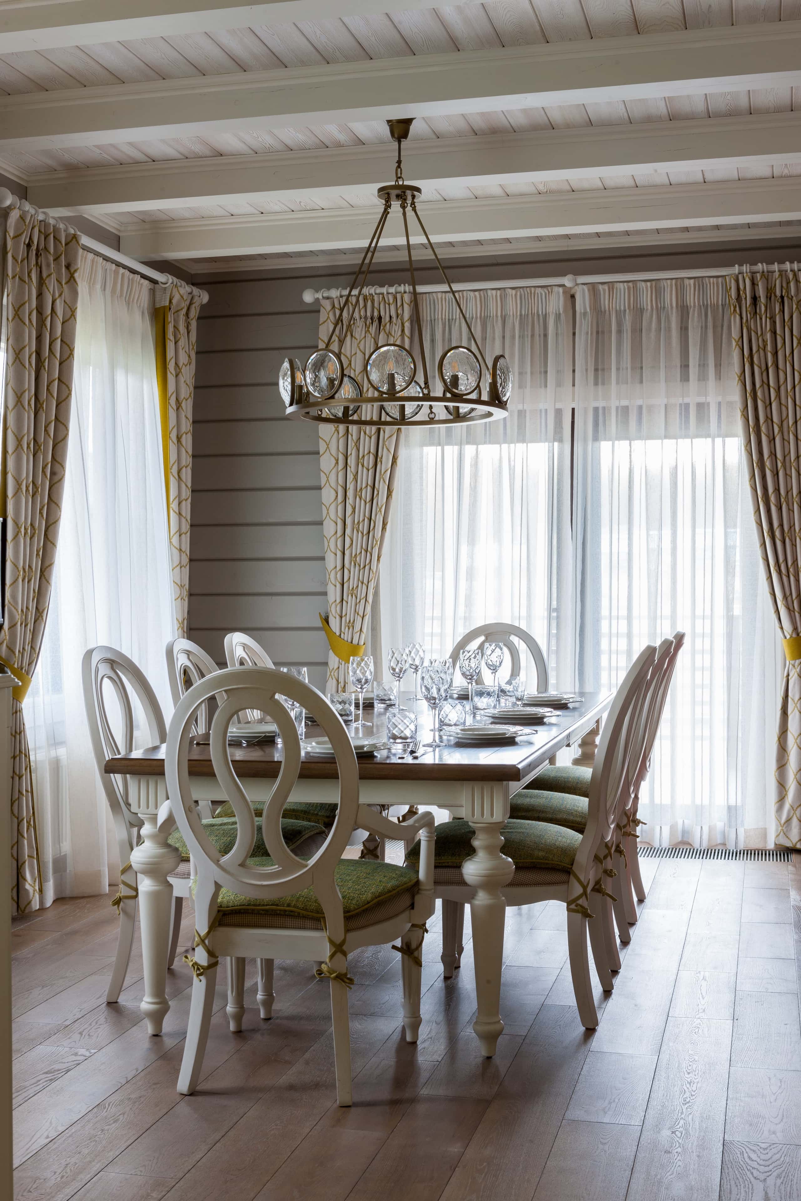 Світла ванна кімната в стилі мінімалізм з акцентом на натуральні матеріали