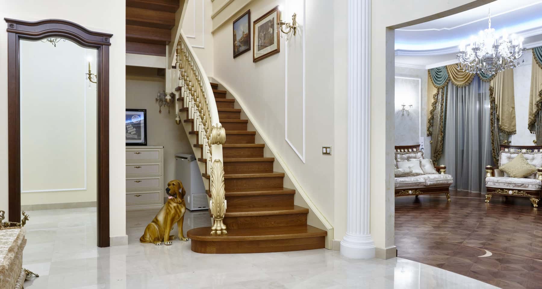 Текстиль з квітковим принтом: подушки на дивані в стилі прованс.