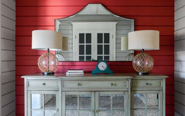 Світла спальня в стилі прованс з текстилем з квітковим принтом