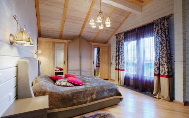 Стіл та стільці в стилі прованс з натурального дерева в їдальні