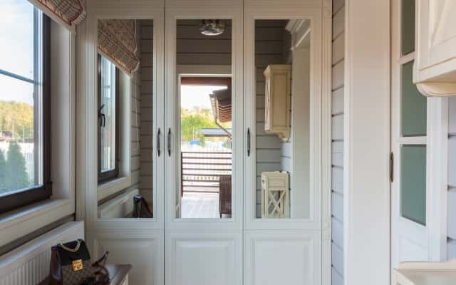 Інтер'єр у стилі прованс: меблі під старовину та керамічний декор