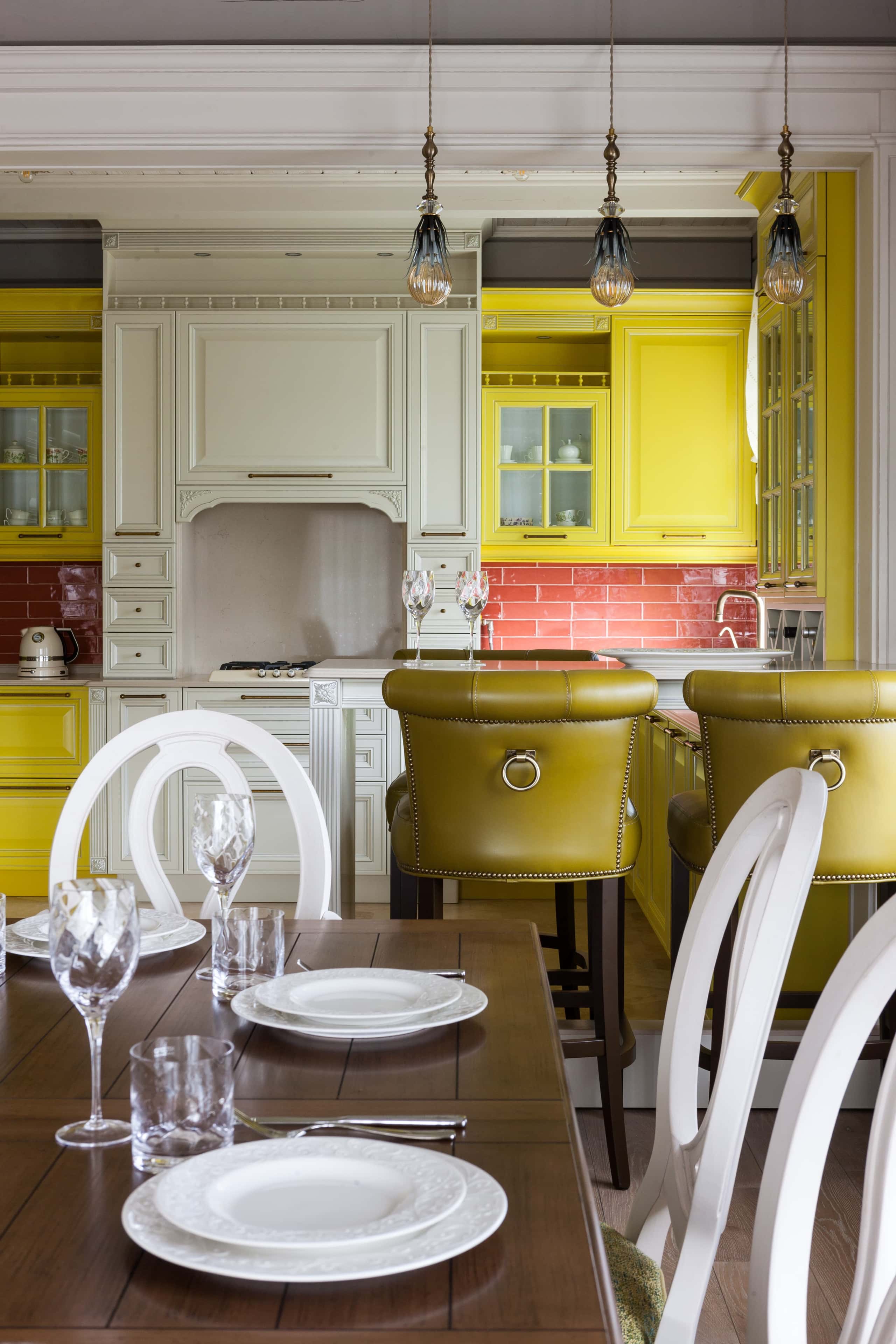 Вітальня з каміном в стилі мінімалізм: затишок та простір заміського будинку