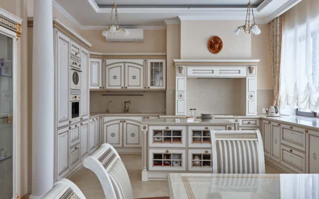 Стильна спальня в класичному стилі, дизайн інтер'єру 2026 року