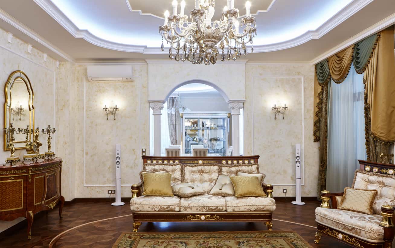 Просторий хол заміського будинку оформлений в класичному стилі з елітними матеріалами