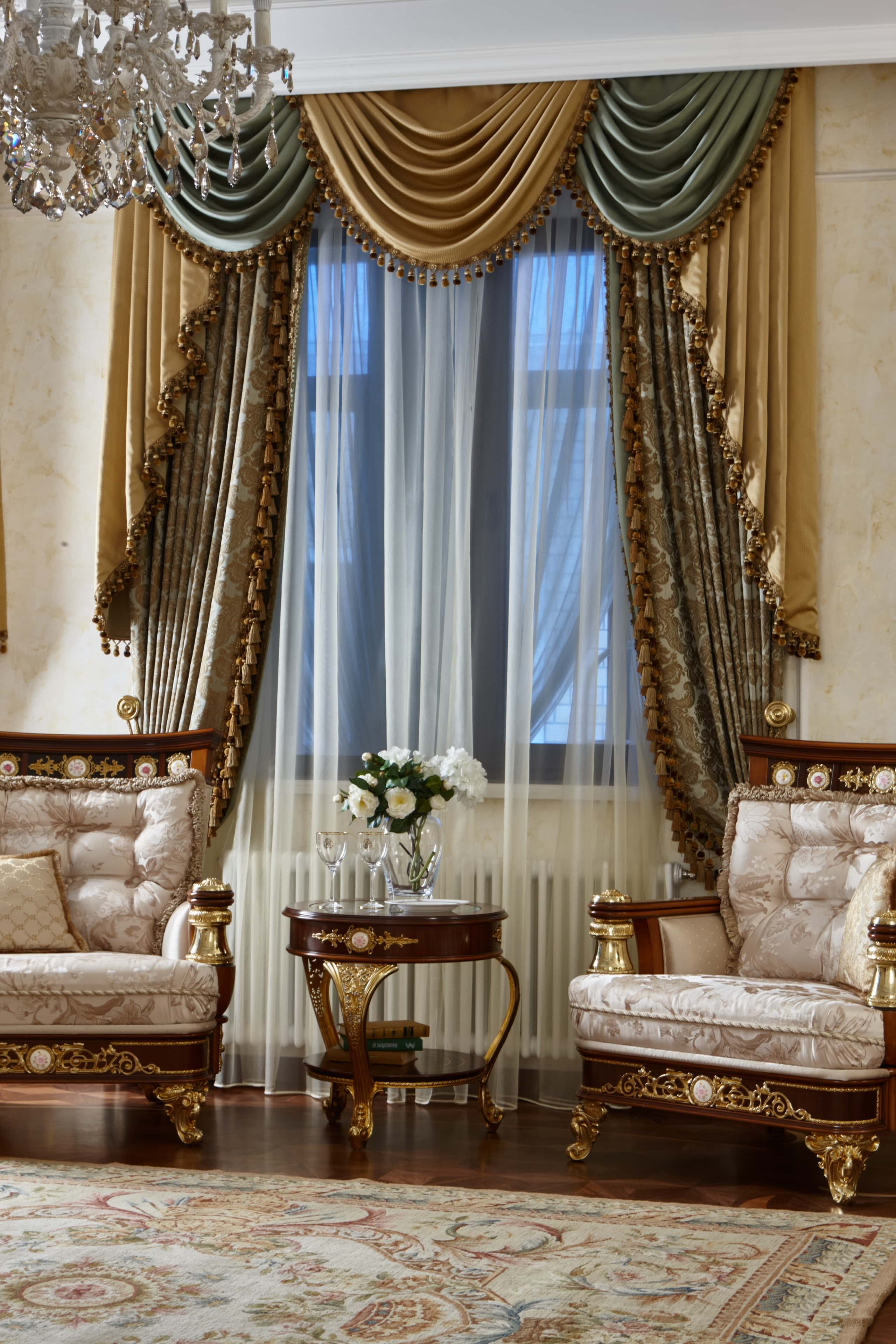 Кухня в стилі прованс з керамічною плиткою та дерев'яними шафами.