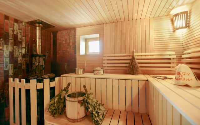 Інтер'єр вітальні в стилі прованс з меблями під старовину та керамічним декором.