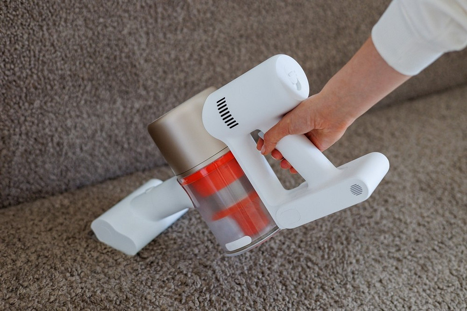 Техніка для чистоти Сучасні гаджети для прибирання: вертикальний пилосос, швабра та робот-прибиральник.