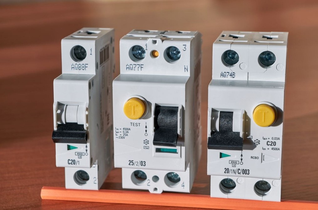 УЗО чи дифавтомат: вибір Який пристрій обрати: УЗО чи дифавтомат для забезпечення електробезпеки у 2026?