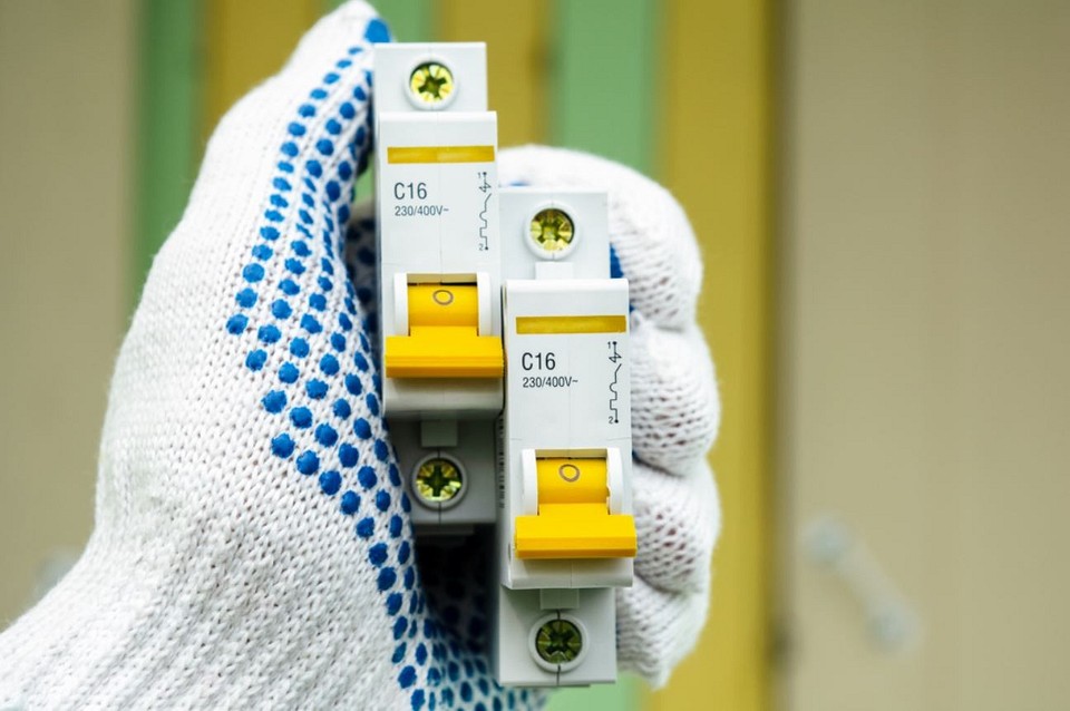 Безпечний дім 2026 Електробезпека оселі: вибір між УЗО та дифавтоматом в сучасних умовах