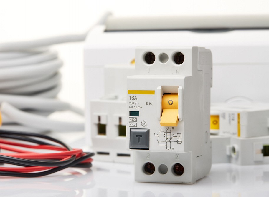 Електробезпека: вибір пристрою Захист від ураження електричним струмом: порівняння УЗО і дифавтомата для 2026 року