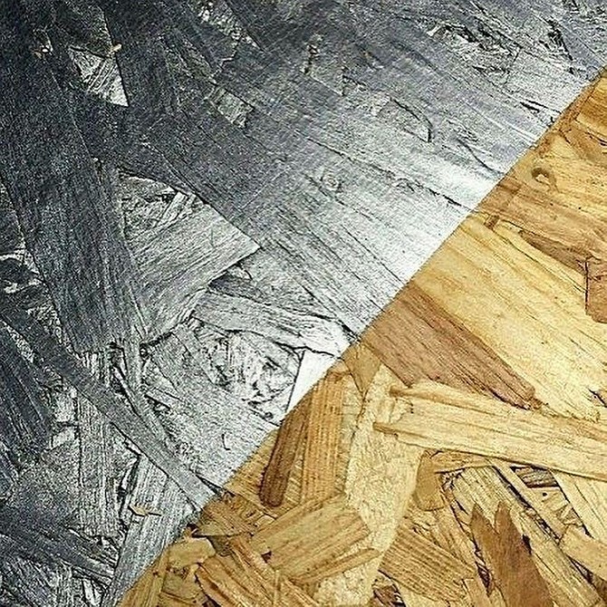 Фарбування ОСБ: перший шар Процес фарбування ОСБ плити: нанесення першого шару фарби у 2026.