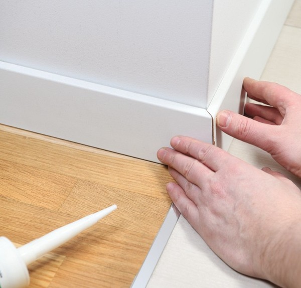 Нанесення клею Як правильно наносити клей на МДФ панелі для надійного приклеювання до стіни.