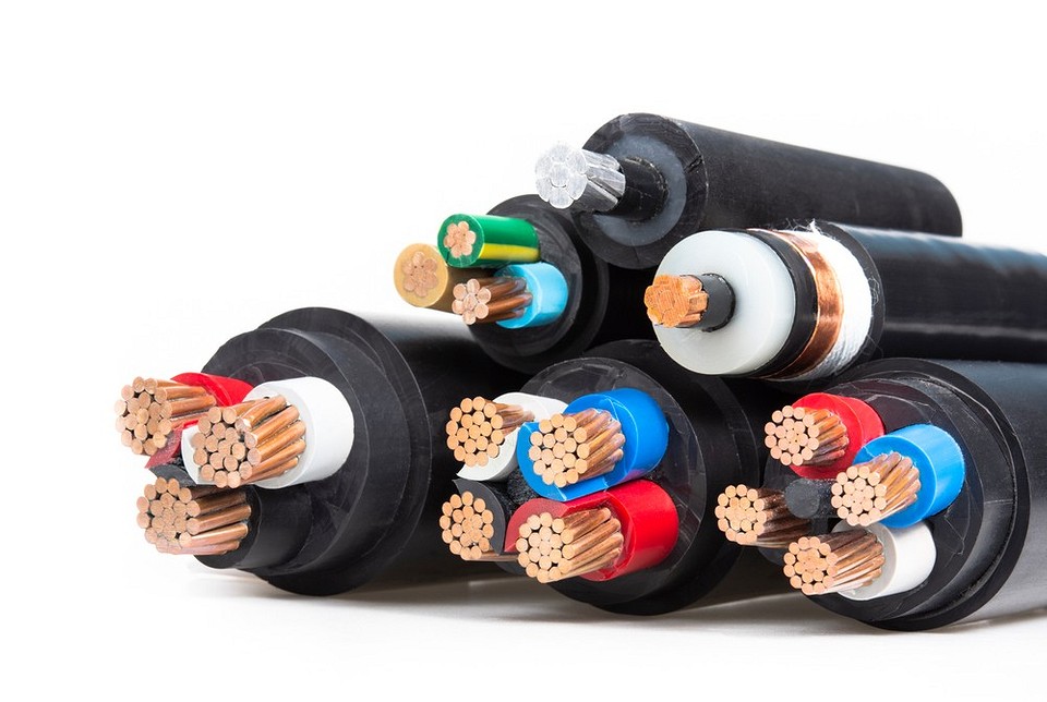 Матеріали: кабель, провід Схема різниці між кабелем та проводом з поясненнями матеріалів